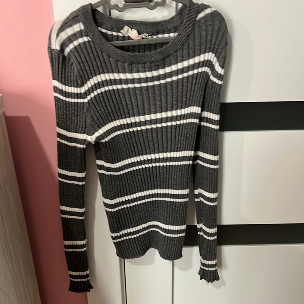 I am selling this because I grew out of it but it’s really comfy and really cute